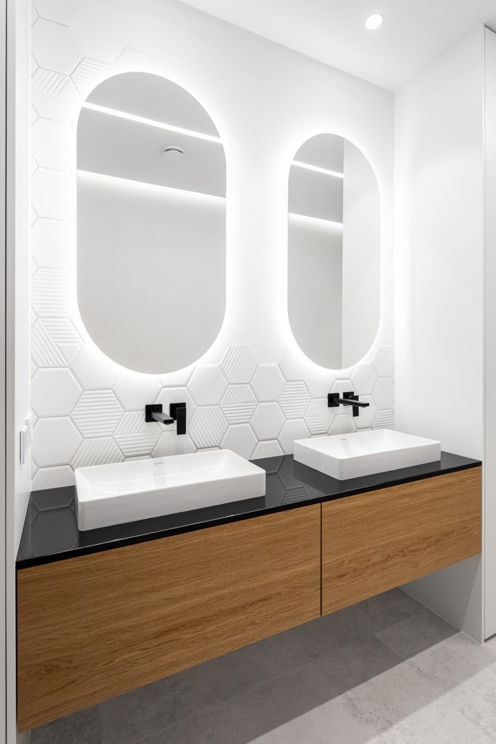 lustra podświetlane wiszące nad umywalkami