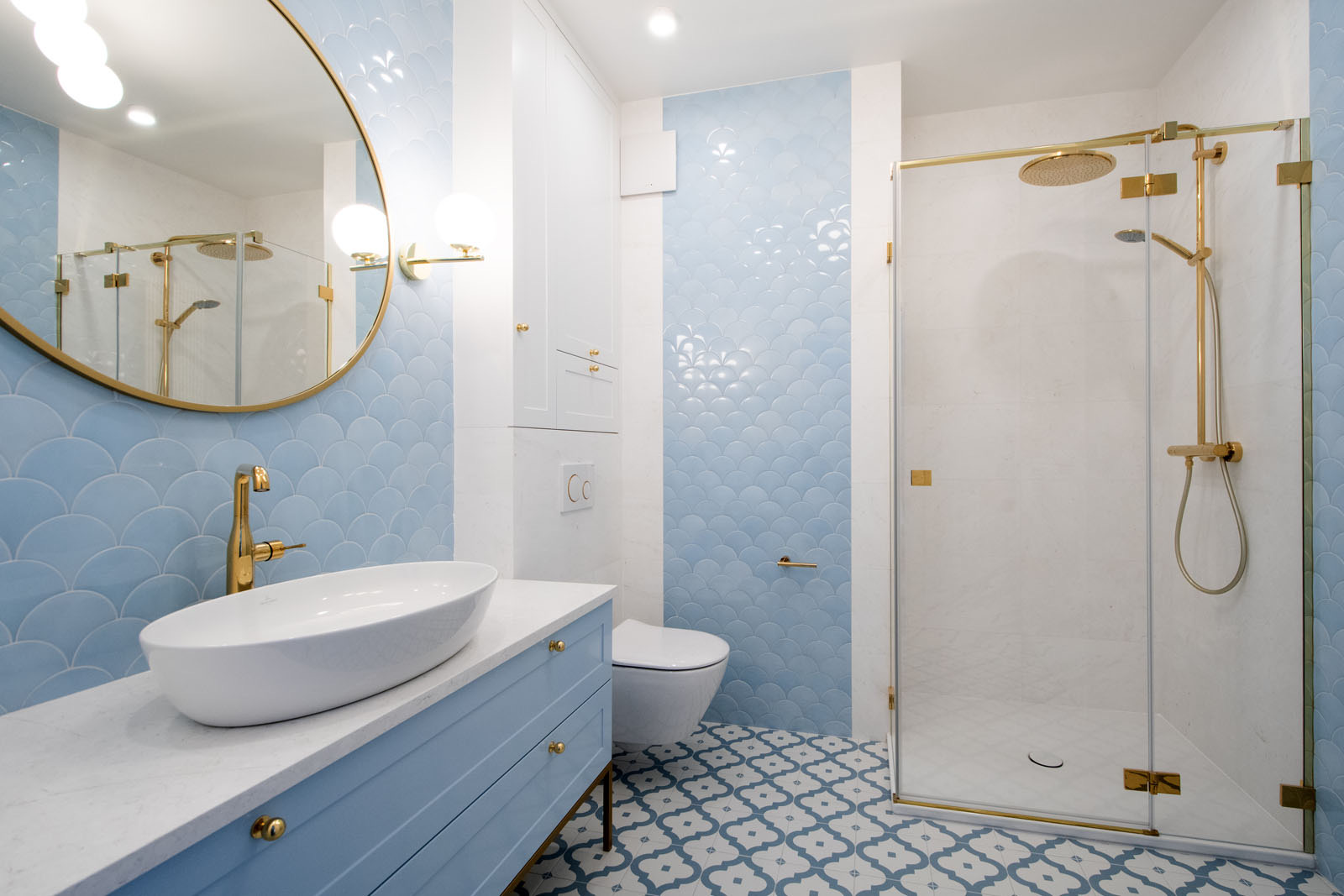 lustro okrągłe złote w błękitnej łazience