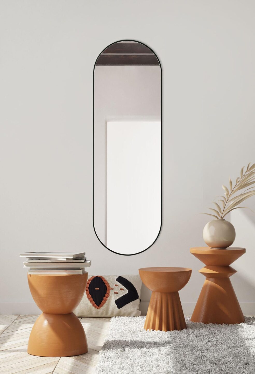 duże lustro owalne w czarnej ramie na korytarzu