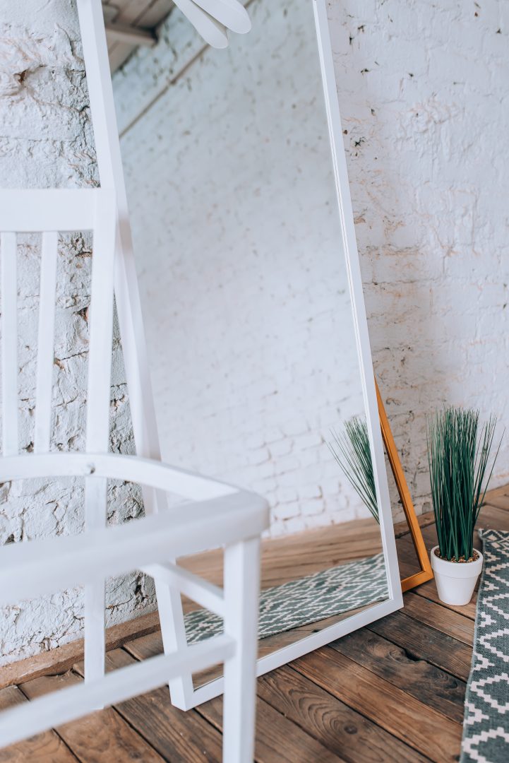 LUSTRO W BIAŁEJ WĄSKIEJ RAMIE