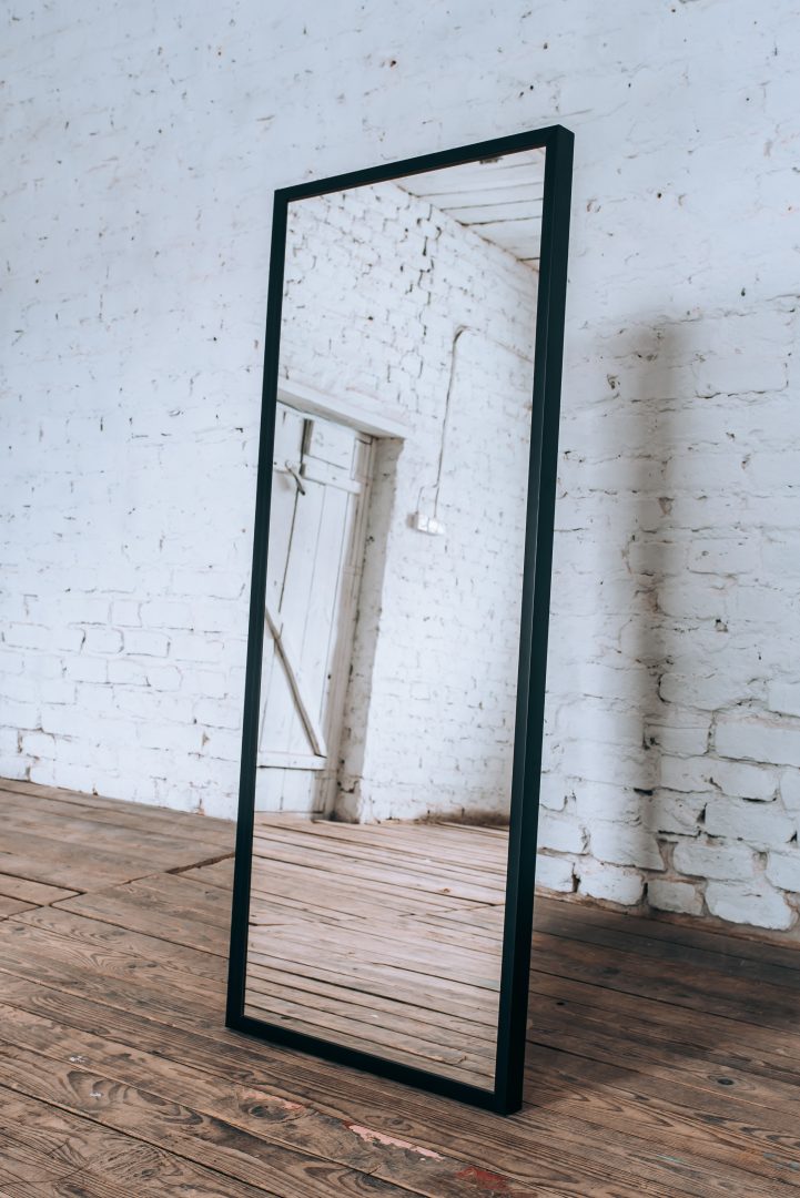 LUSTRO W CZARNEJ WĄSKIEJ RAMIE W STYLU SKANDYNAWSKIM