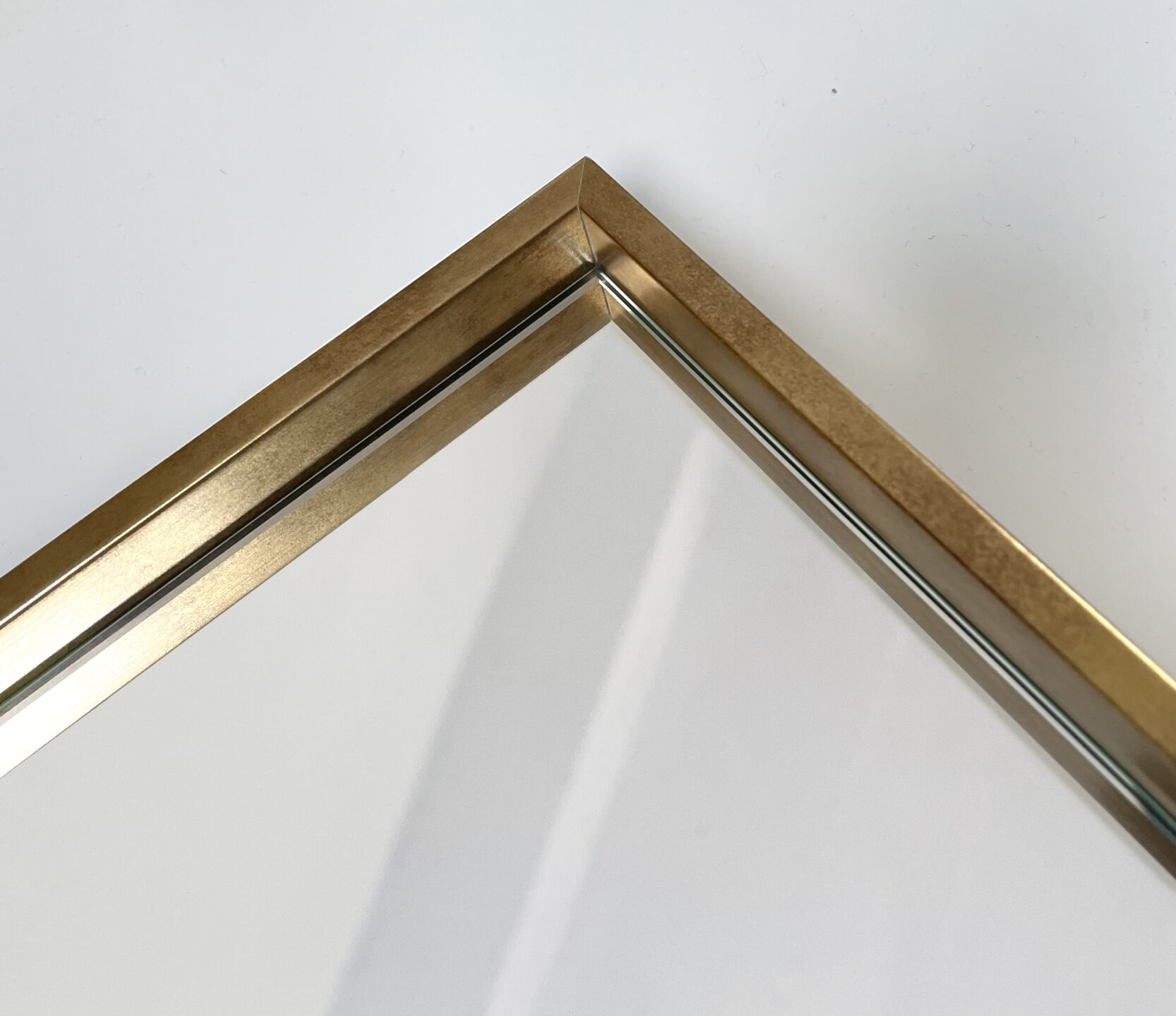 zbliżenie na lustro w złotej ramie z rantem