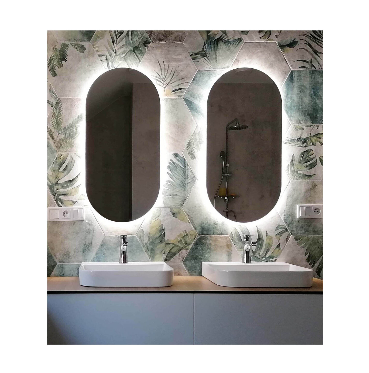 dwa lustra owalne z podświetleniem na ścianie w kwiatowe płytki