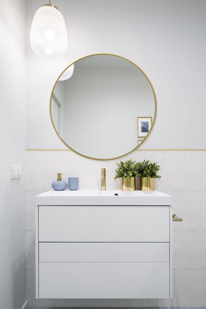 lustro okrągłe w złotej ramie