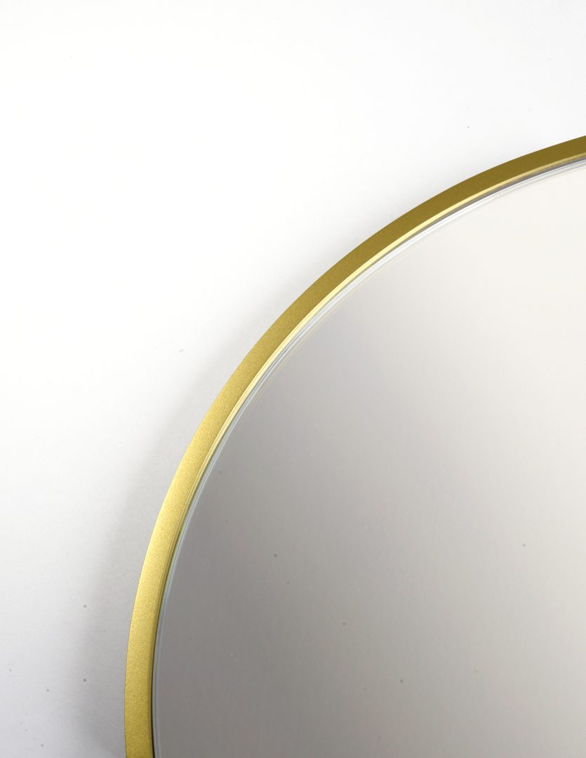 detal lustro w złotej ramie BRASS EFFECT