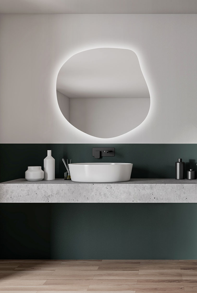 lustro o organicznym kształcie z podświetleniem led w zielonej łazience