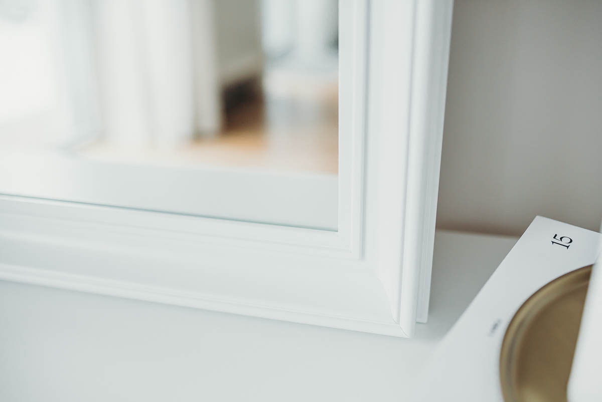 Lustro w białej zdobionej ramie z detalami