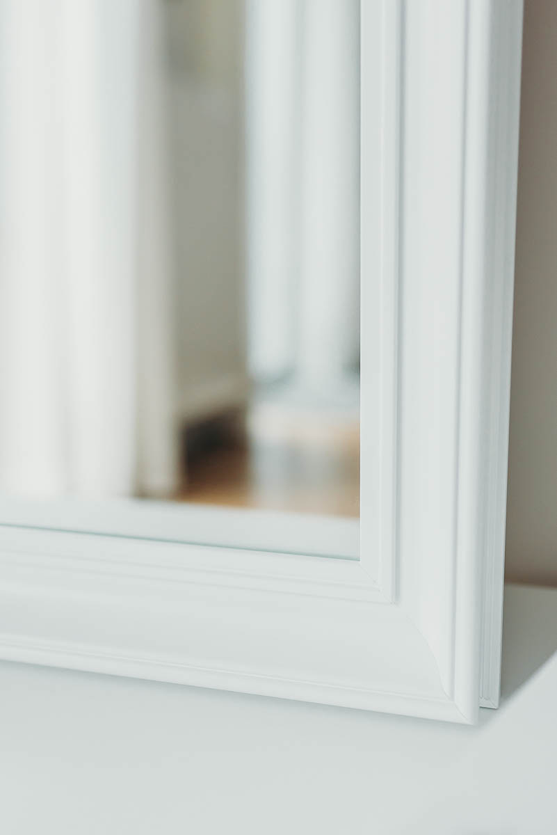 Lustro w białej ramie z detalami