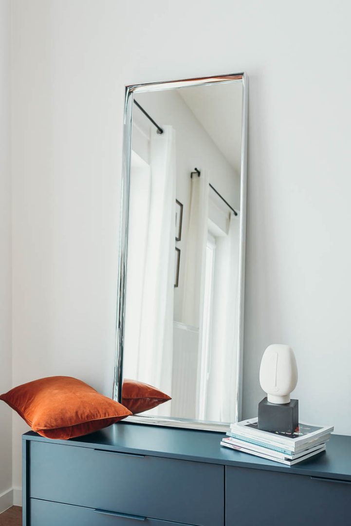 LUSTRO W SREBRNEJ LUSTRZANEJ RAMIE