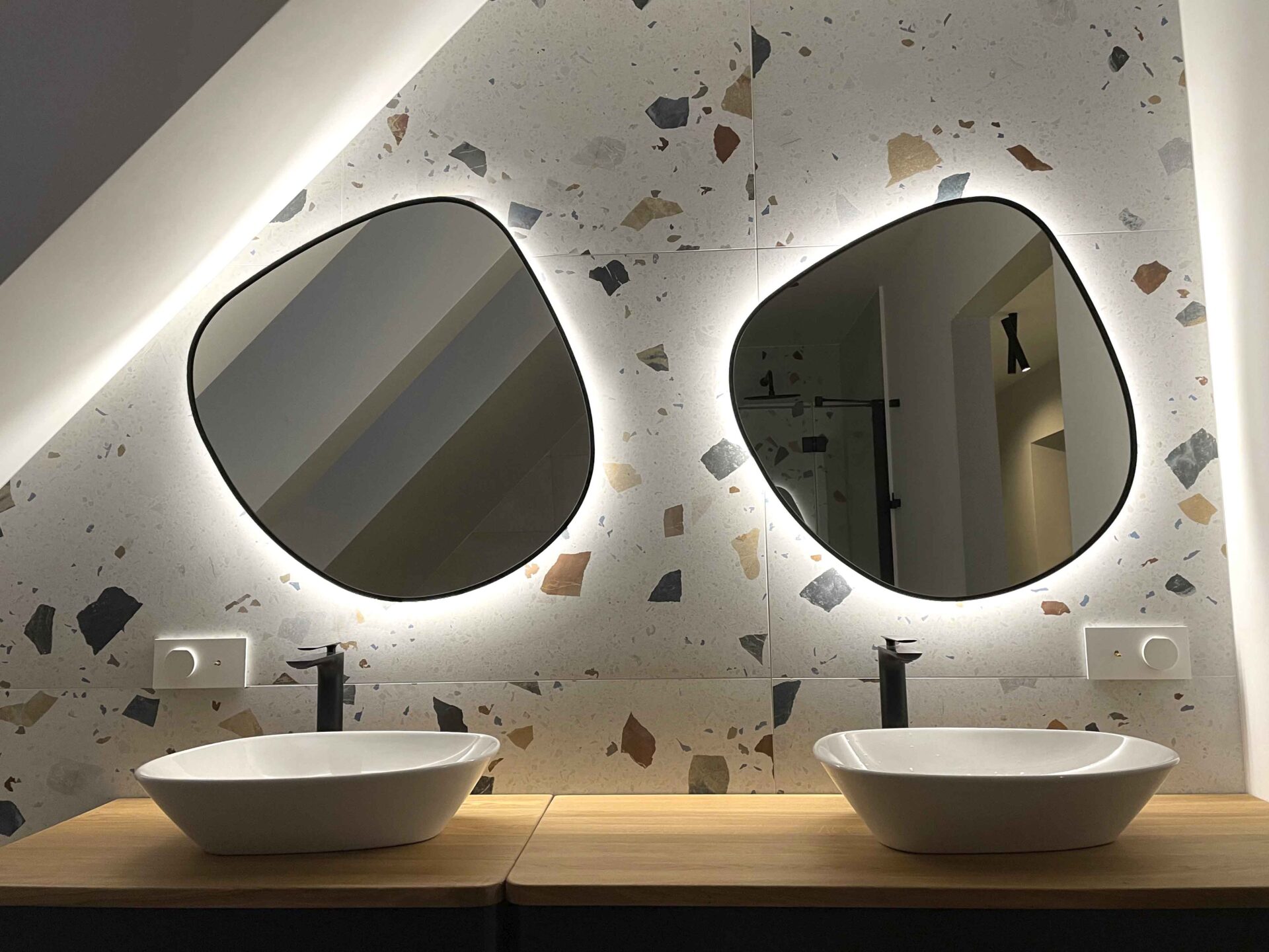 dwa lustra buli w lazience na poddaszu na plytkach imitujacych lastryko