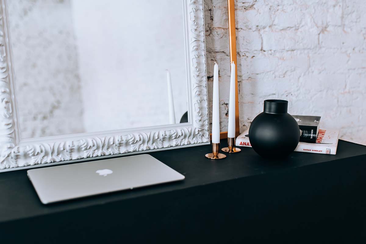 LUSTRO W BIELONEJ ORNAMENTOWEJ RAMIE