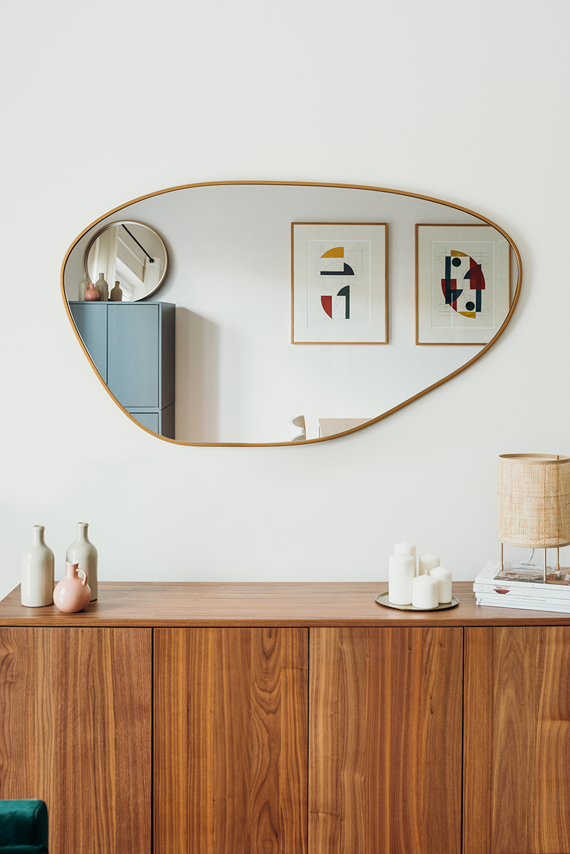 LUSTRO O ORGANICZNYM KSZTAŁCIE W ZŁOTEJ RAMIE - POZIOME