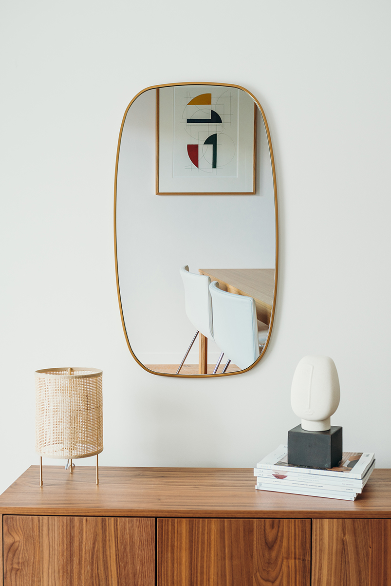 LUSTRO W ZŁOTEJ RAMIE W KSZTAŁCIE BECZKI - BARREL