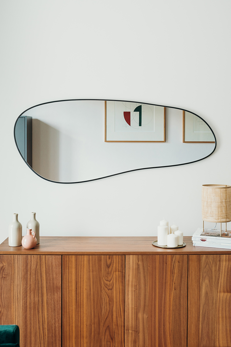 LUSTRO O ORAGNICZNYM KSZTAŁCIE W CZARNEJ RAMIE - POZIOME