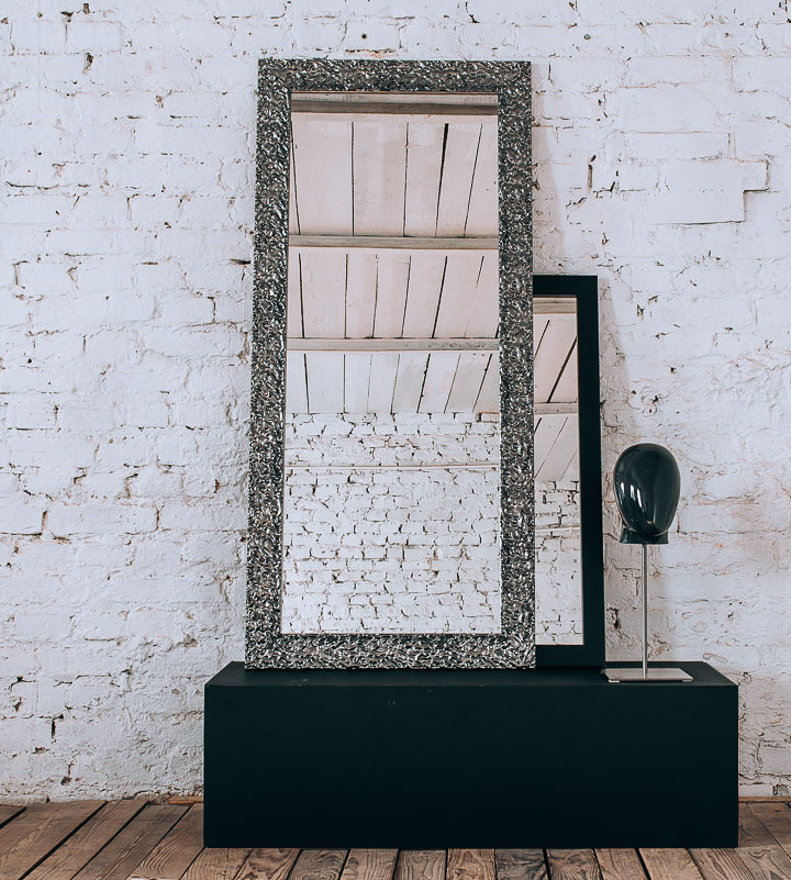 LUSTRO W GRAFITOWEJ ZDOBIONEJ RAMIE