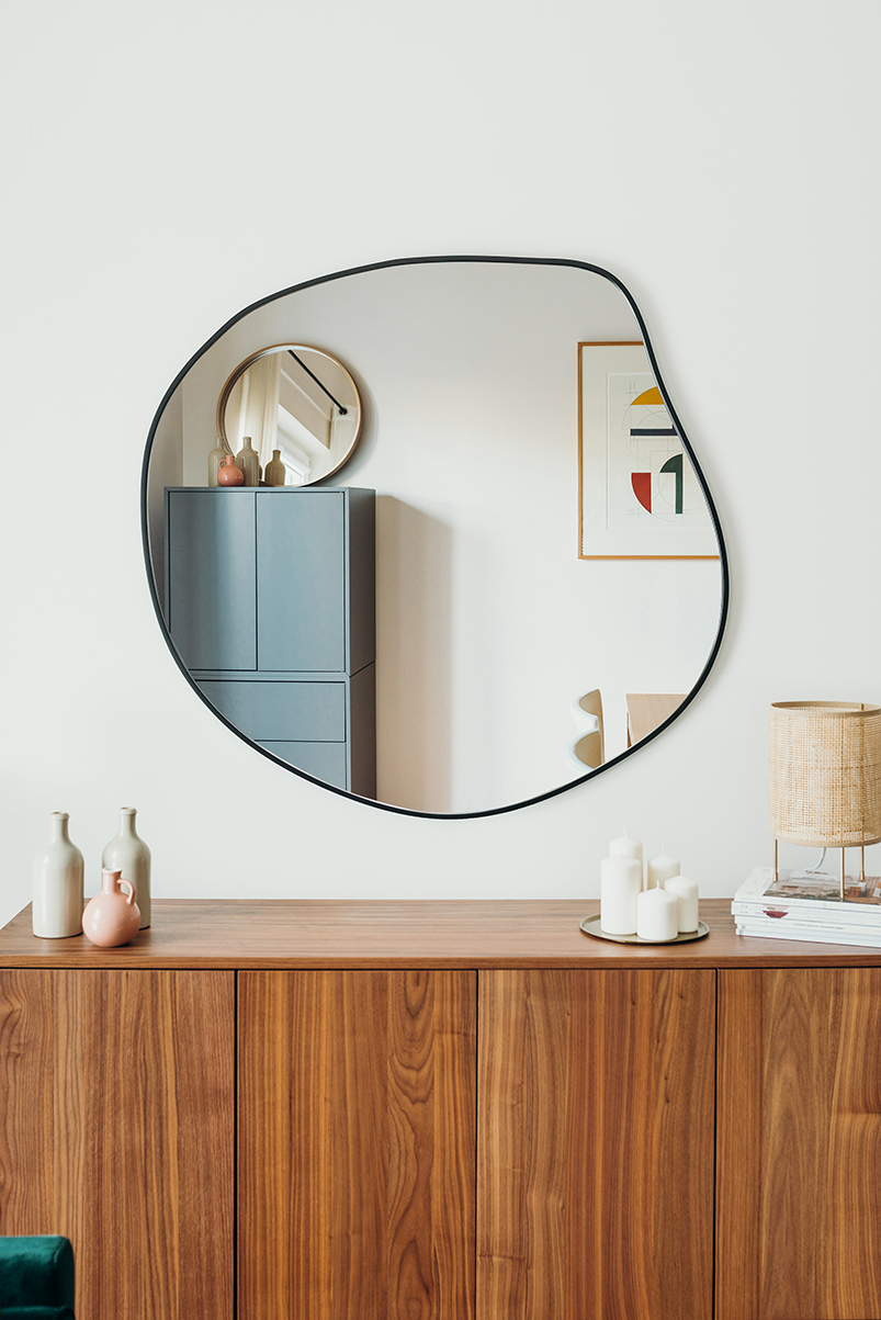 LUSTRO W KSZTAŁCIE ORGANICZNYM W CZARNEJ RAMIE