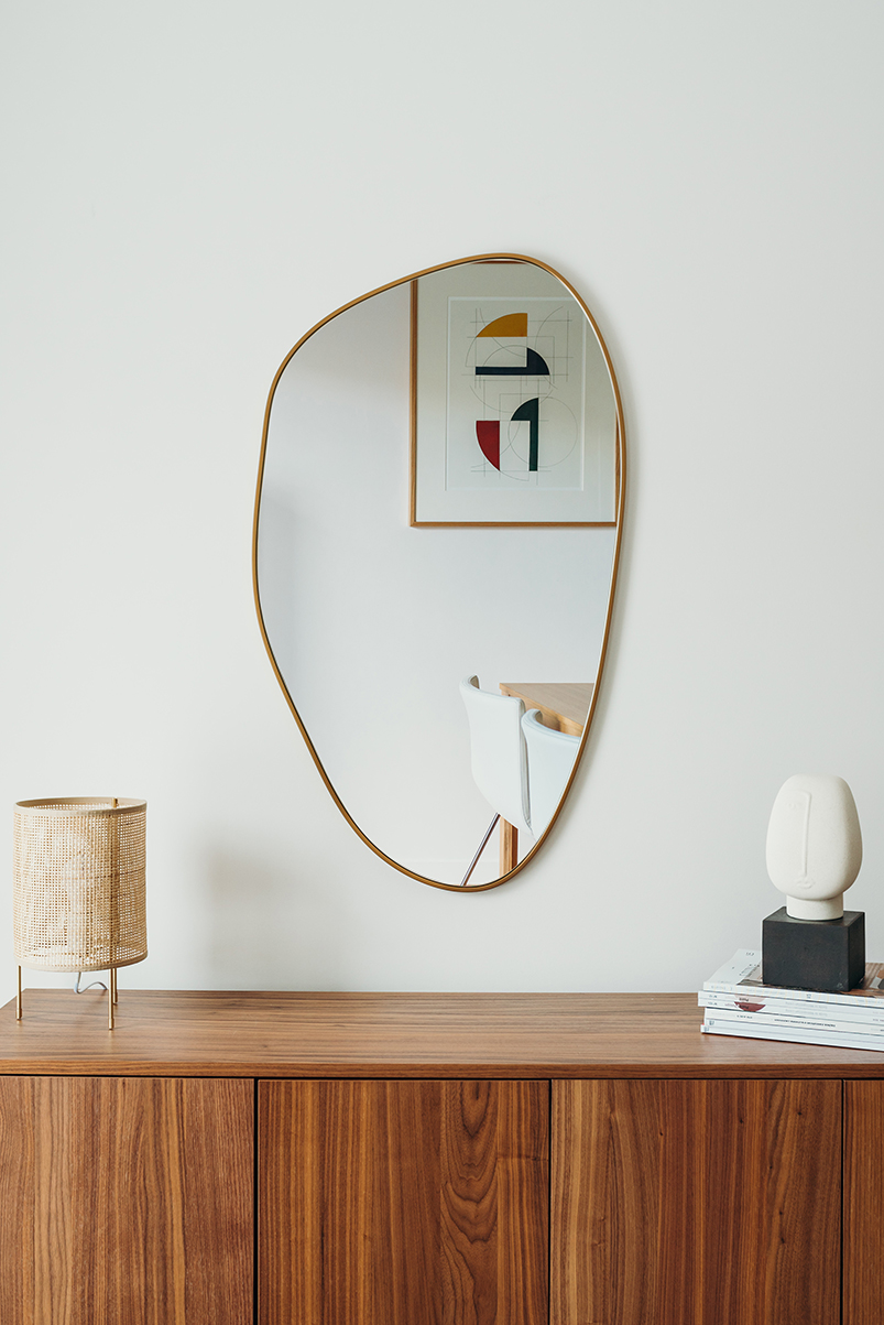 LUSTRO W KSZTAŁCIE ORGANICZNYM W ZŁOTEJ RAMIE