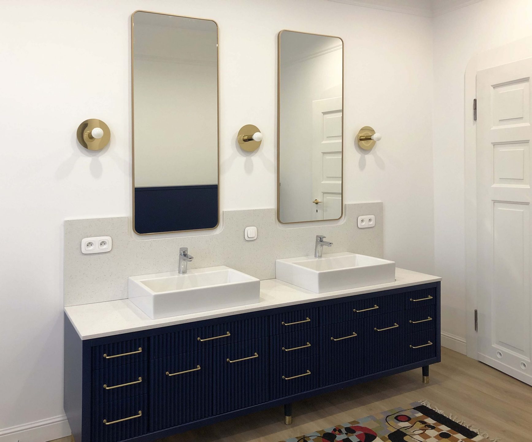 LUSTRO W ZŁOTEJ RAMIE Z ZAOKRĄGLONYMI NAROŻNIKAMI - DO ŁAZIENKI