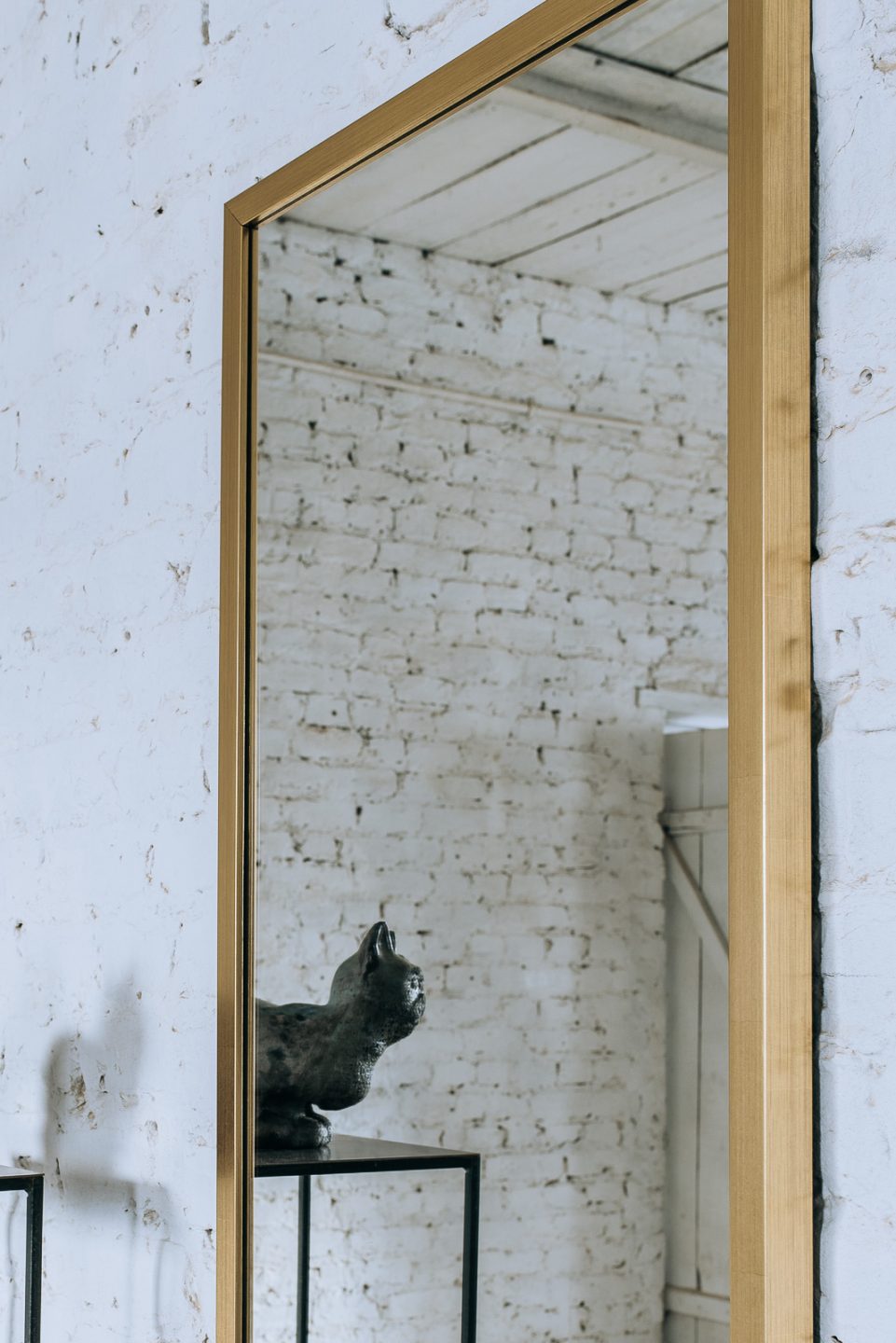 LUSTRO W ZŁOTEJ WĄSKIEJ RAMIE