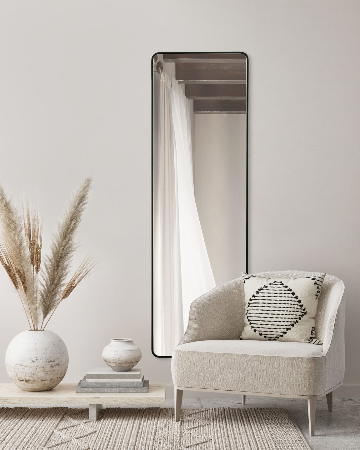 LUSTRO W CZARNEJ RAMIE Z ZAOKRĄGLONYMI NAROŻNIKAMI W KORYTARZU Z FOTELEM