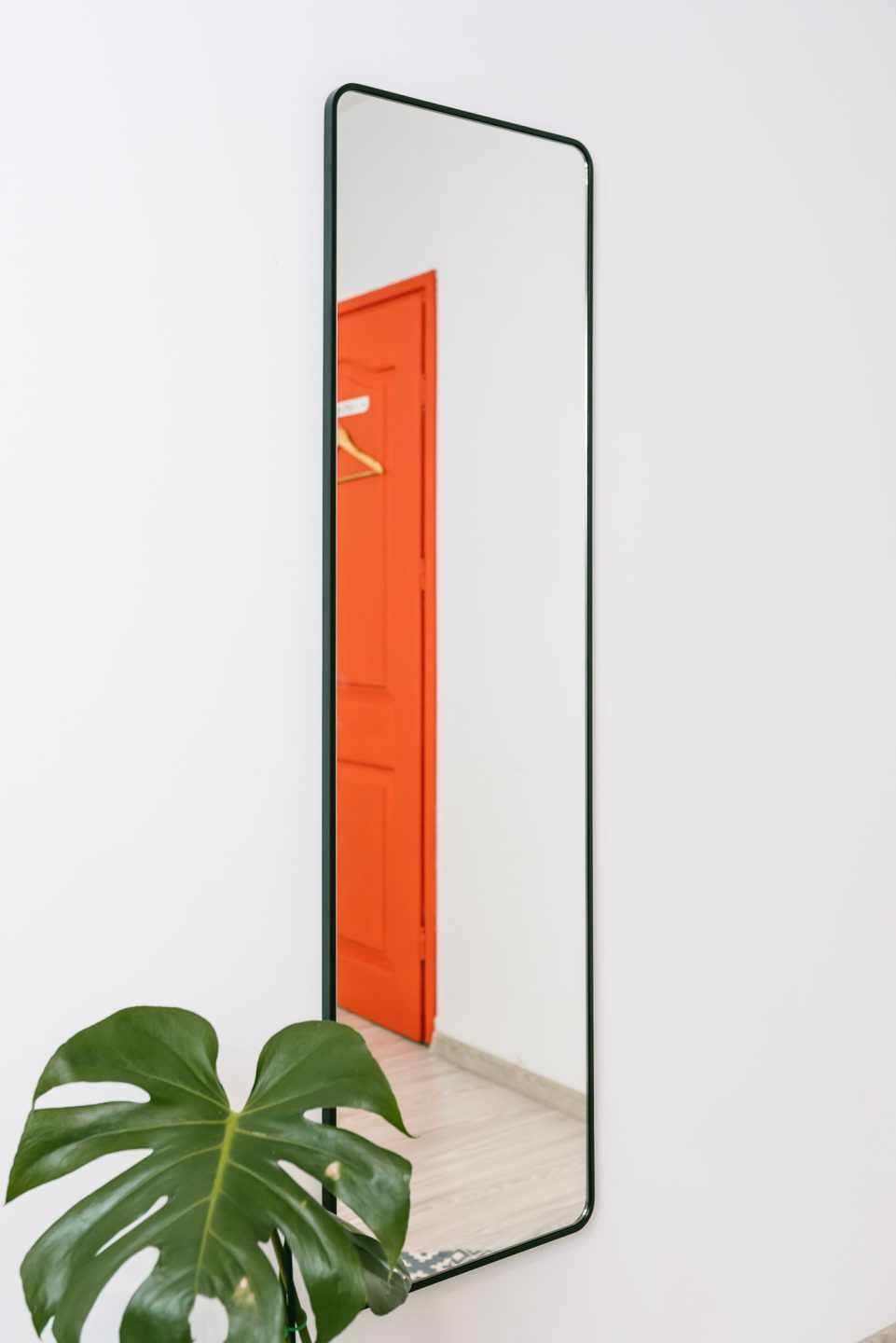 KORYTARZ Z LUSTREM WISZĄCYM Z ODBICIEM DRZWI W ZWIERCIADLE