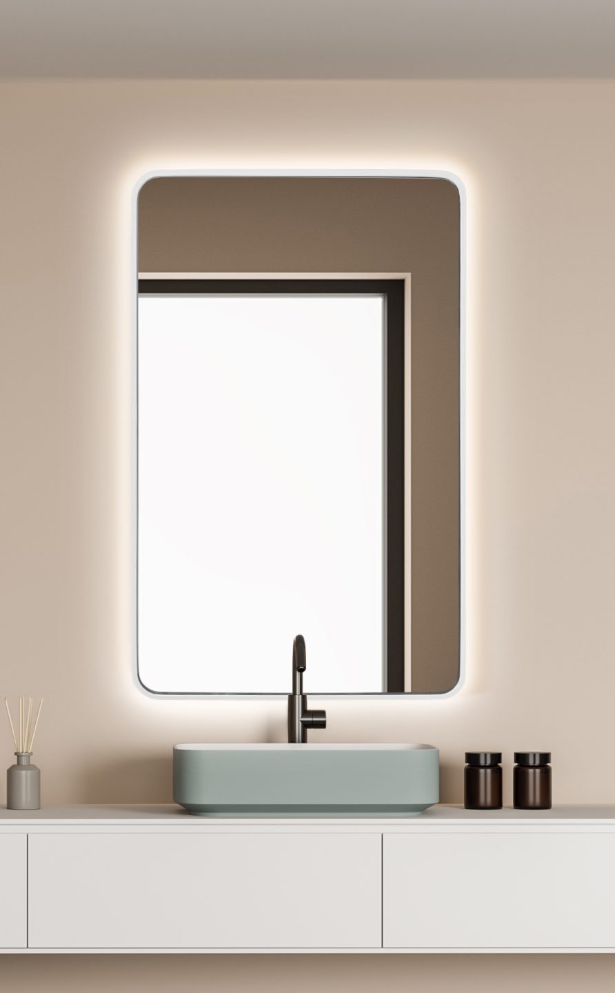 LUSTRO Z ZAOKRĄGLONYMI NAROŻNIKAMI W BIAŁEJ RAMIE PODŚWIETLANE - DO ŁAZIENKI