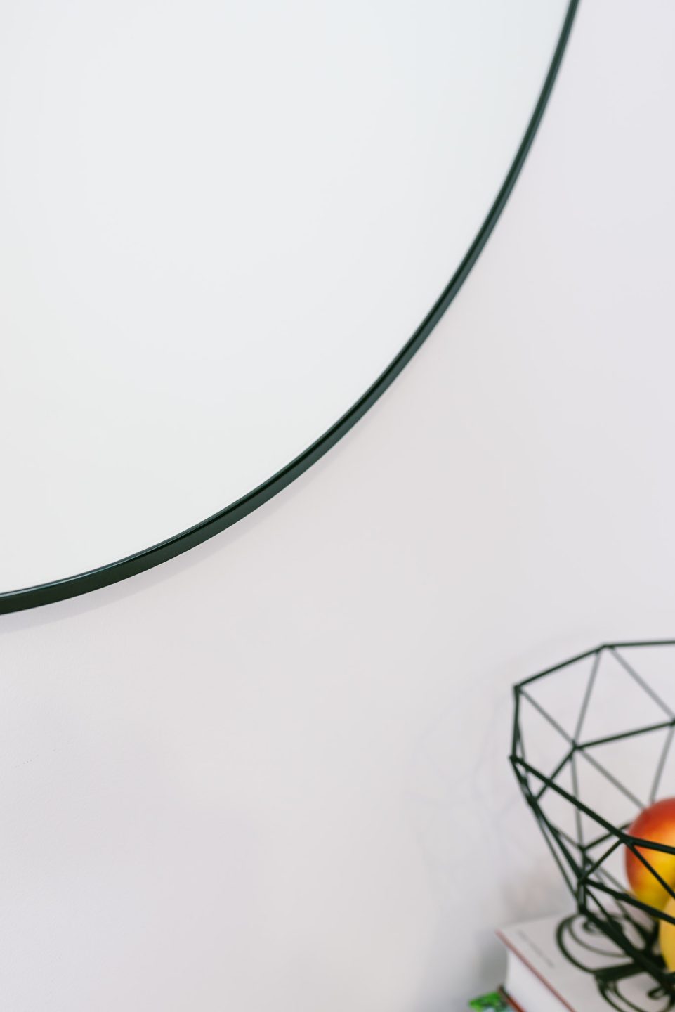 detal-lustra-okaglego-w-czarnej-waskiej-ramie