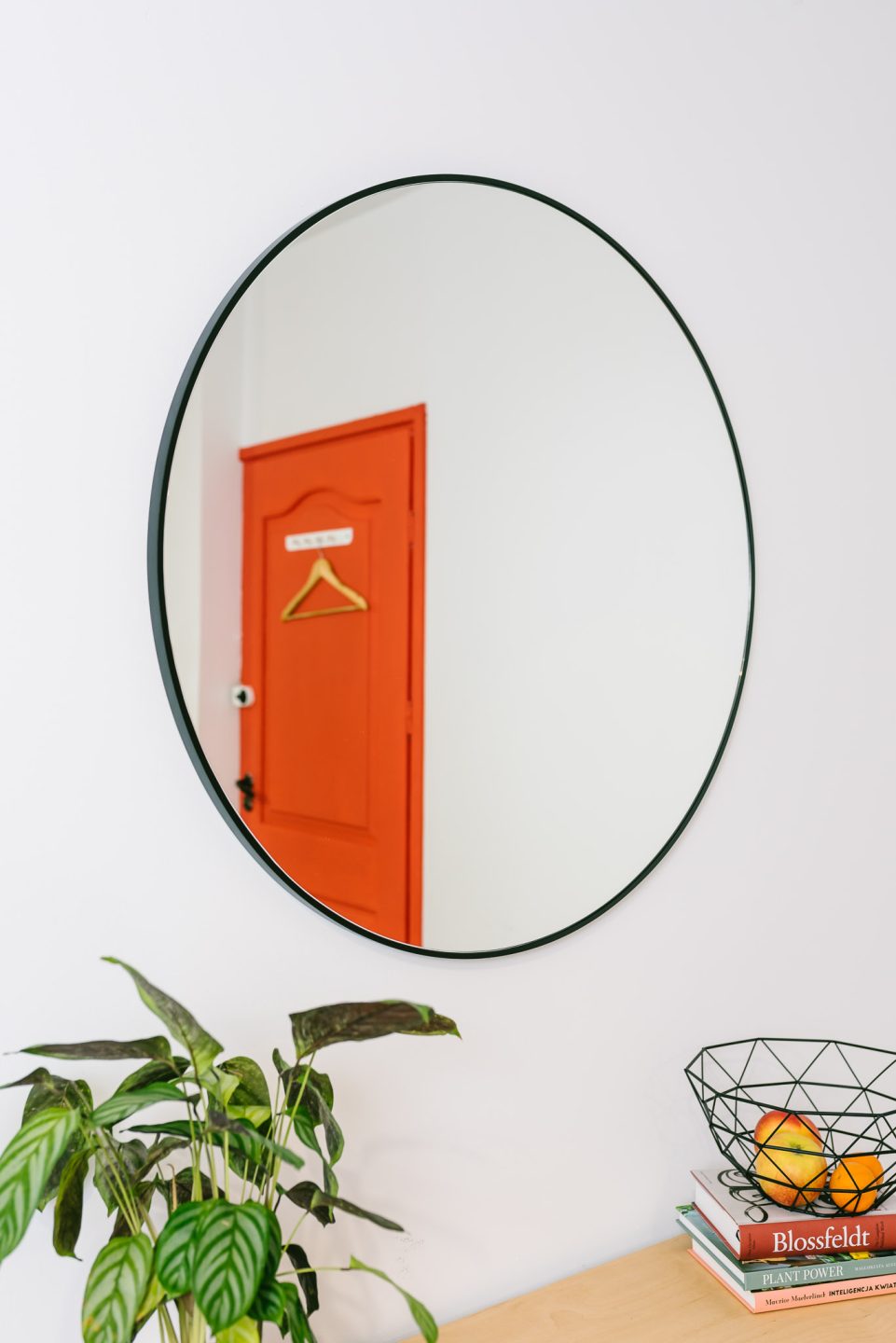 okragle-lustro-w-czarnej-waskiej-ramie-dekoracja-salonu