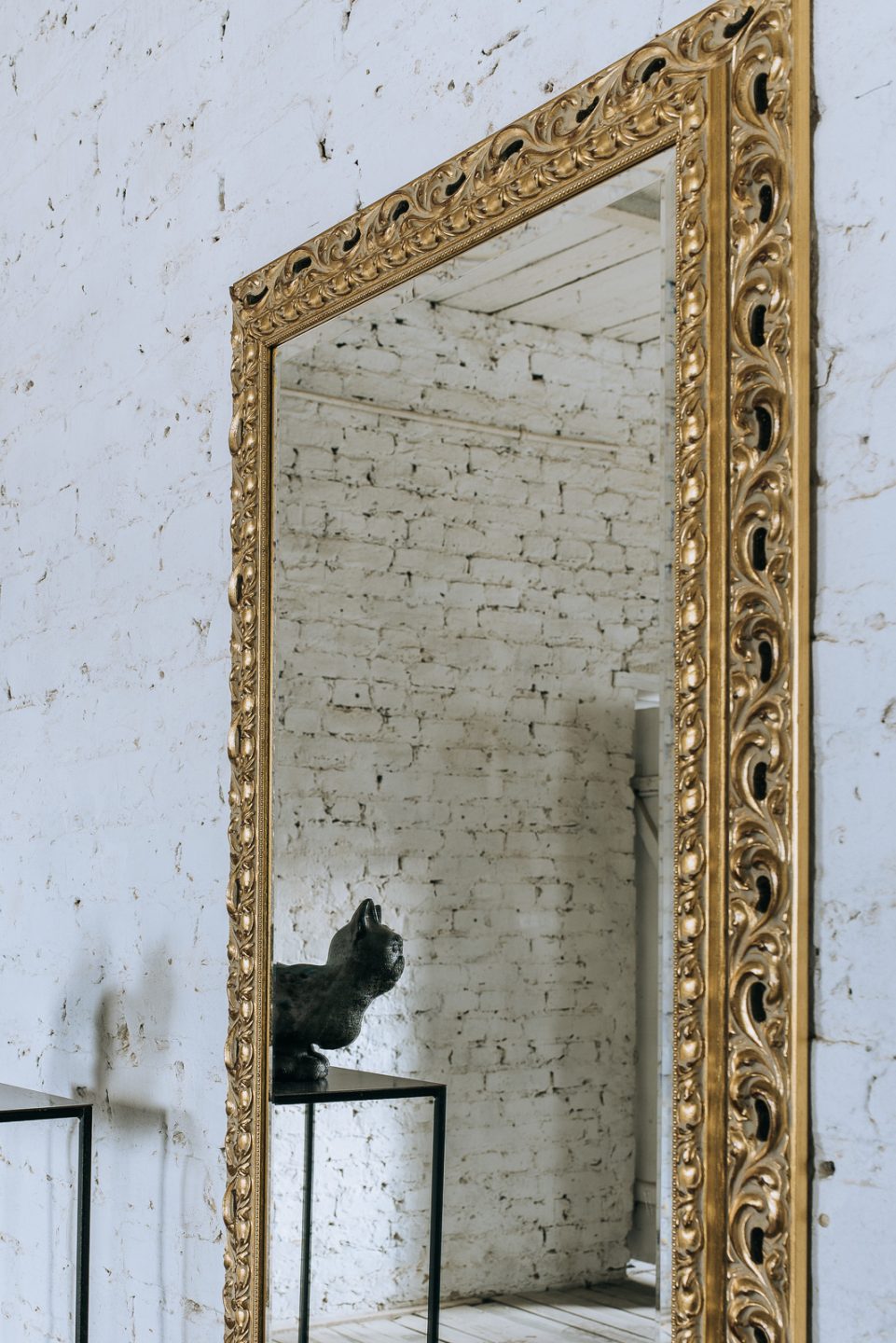 ZŁOTE LUSTRO GLAMOUR W ORNAMENTOWEJ RAMIE