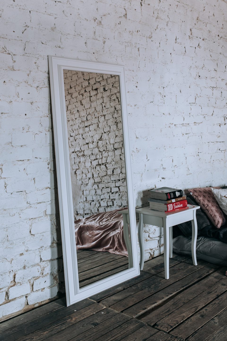 LUSTRO W BIAŁEJ KLASYCZNEJ RAMIE