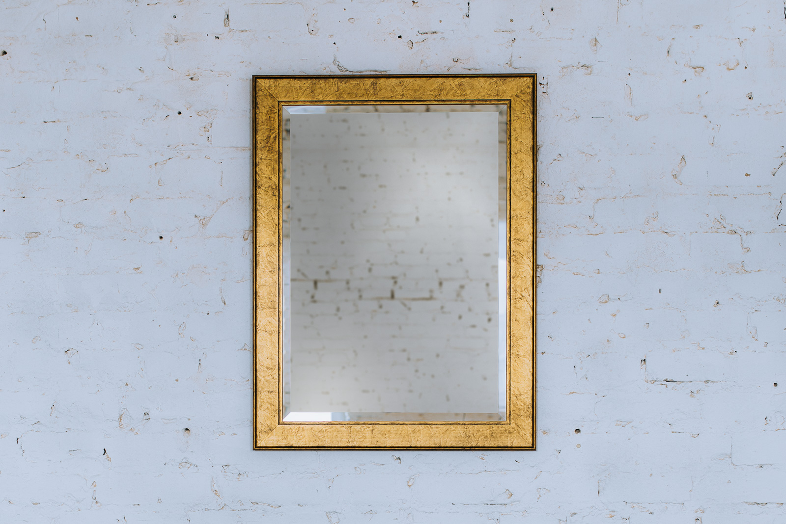 LUSTRO W ZŁOTEJ RAMIE W STYLU RETRO