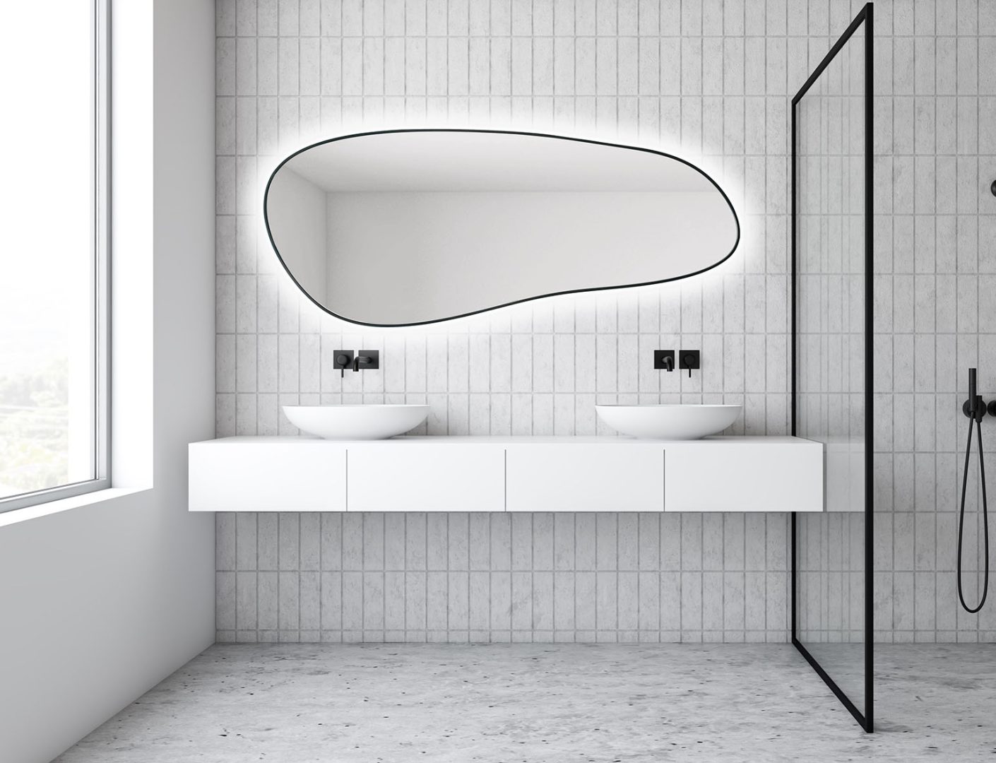 Lustro o organicznym kształcie w czarnej ramie podświetlane