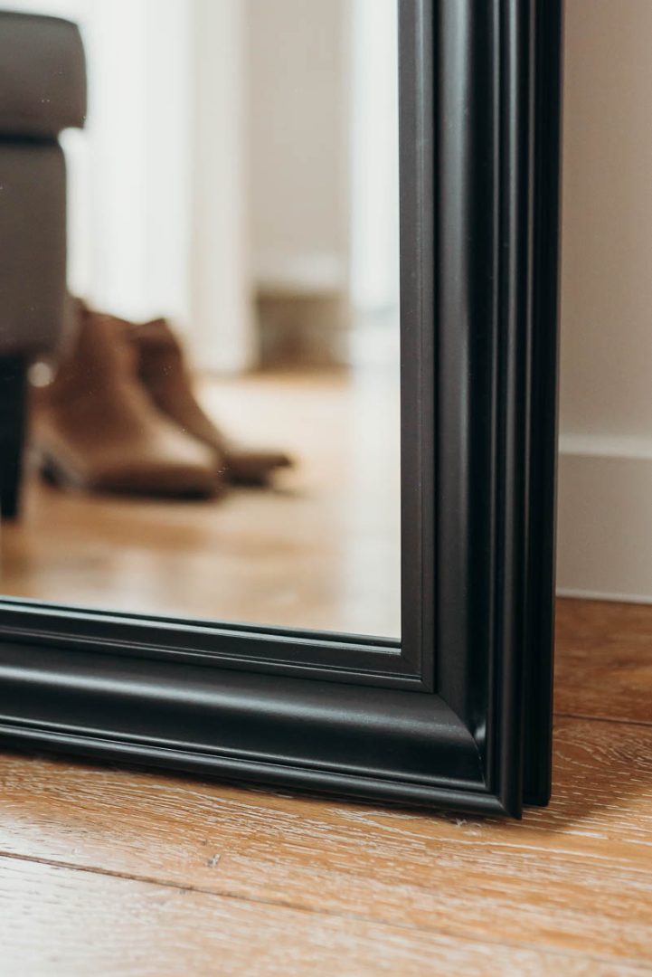 LUSTRO W CZARNEJ KLASYCZNEJ RAMIE