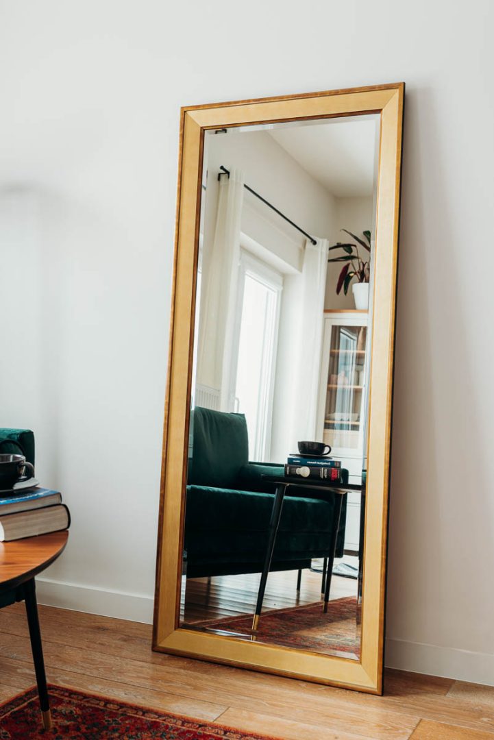 LUSTRO W ZŁOTEJ RAMIE W STYLU RETRO - 66/156