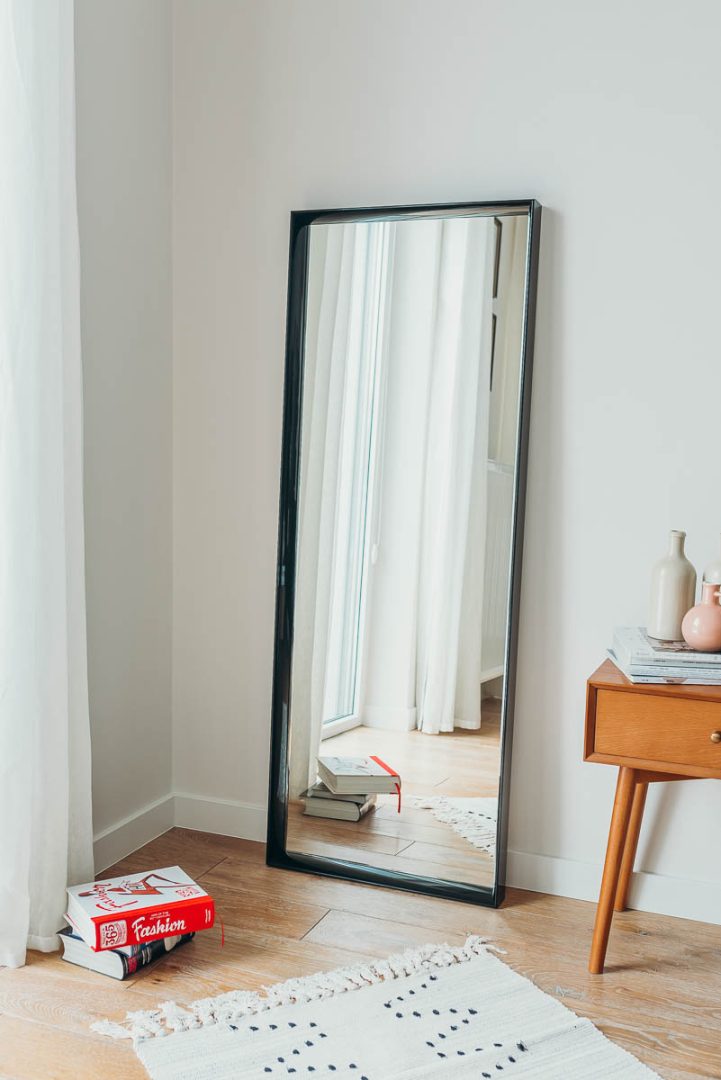 LUSTRO W CZARNEJ POŁYSKUJĄCEJ RAMIE - 53/143