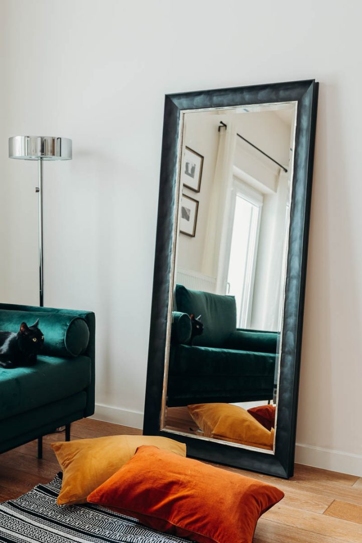 LUSTRO W CZARNEJ GNIECIONEJ RAMIE