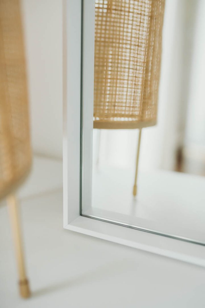 LUSTRO W WĄSKIEJ BIAŁEJ RAMIE Z RANTEM