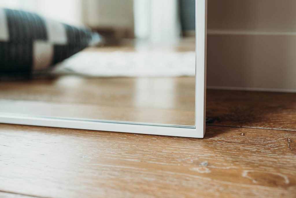 Szczególy lustra z łukiem w białej ramie