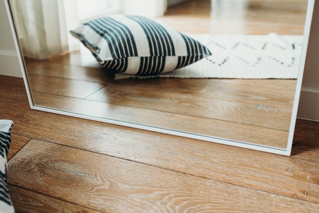 Zbliżenie na lustro z łukiem w białej ramie