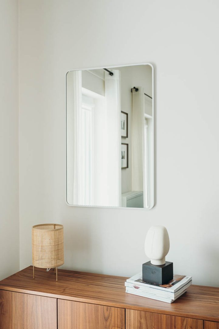 LUSTRO Z ZAOKRĄGLONYMI NAROŻNIKAMI W BIAŁEJ RAMIE