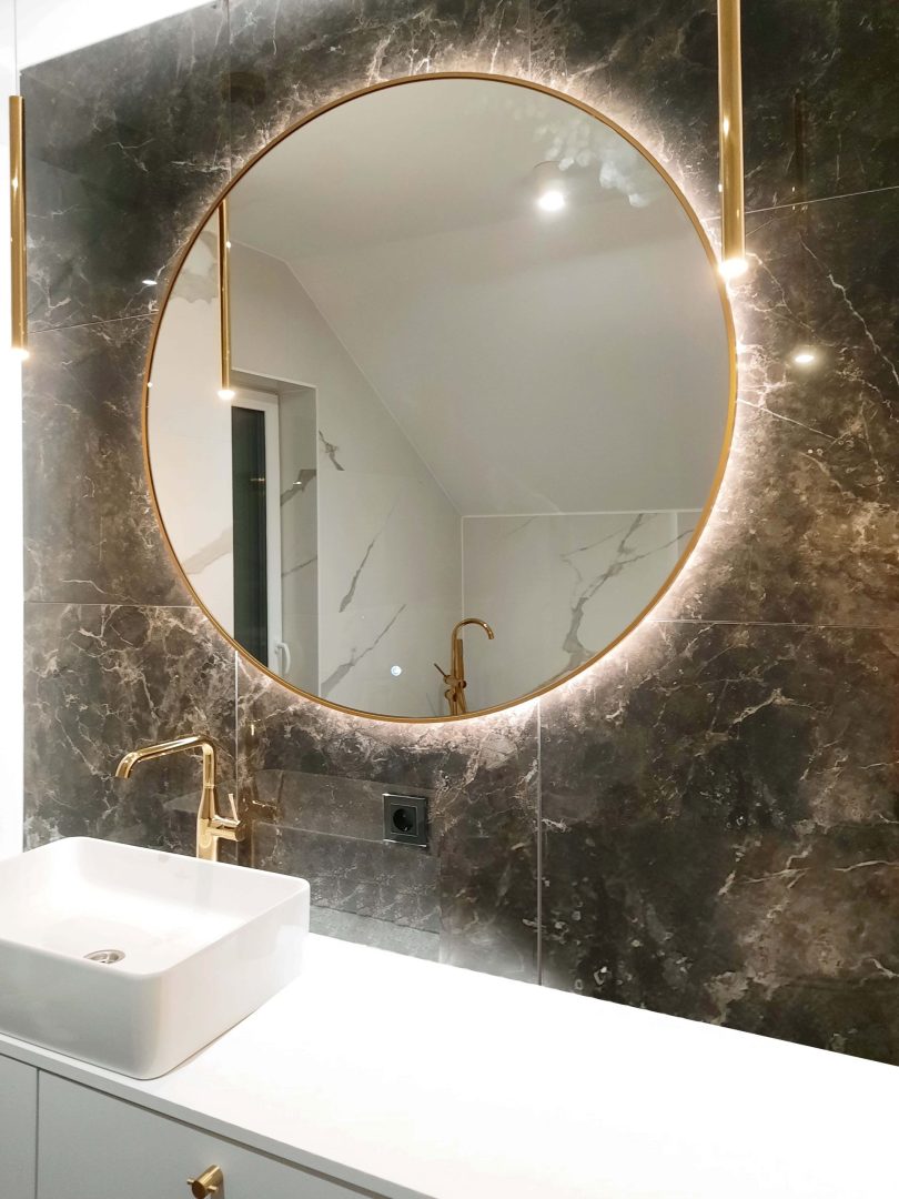 lustro podświetlane w złotej cienkiej ramie