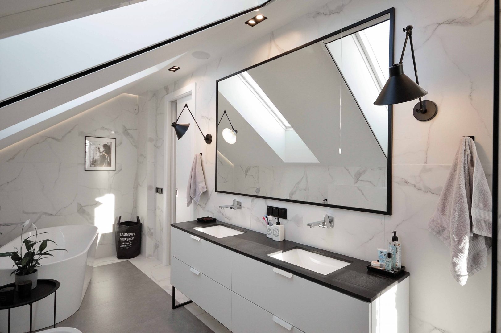 Lustro prostokątne w czarnej cienkiej ramie