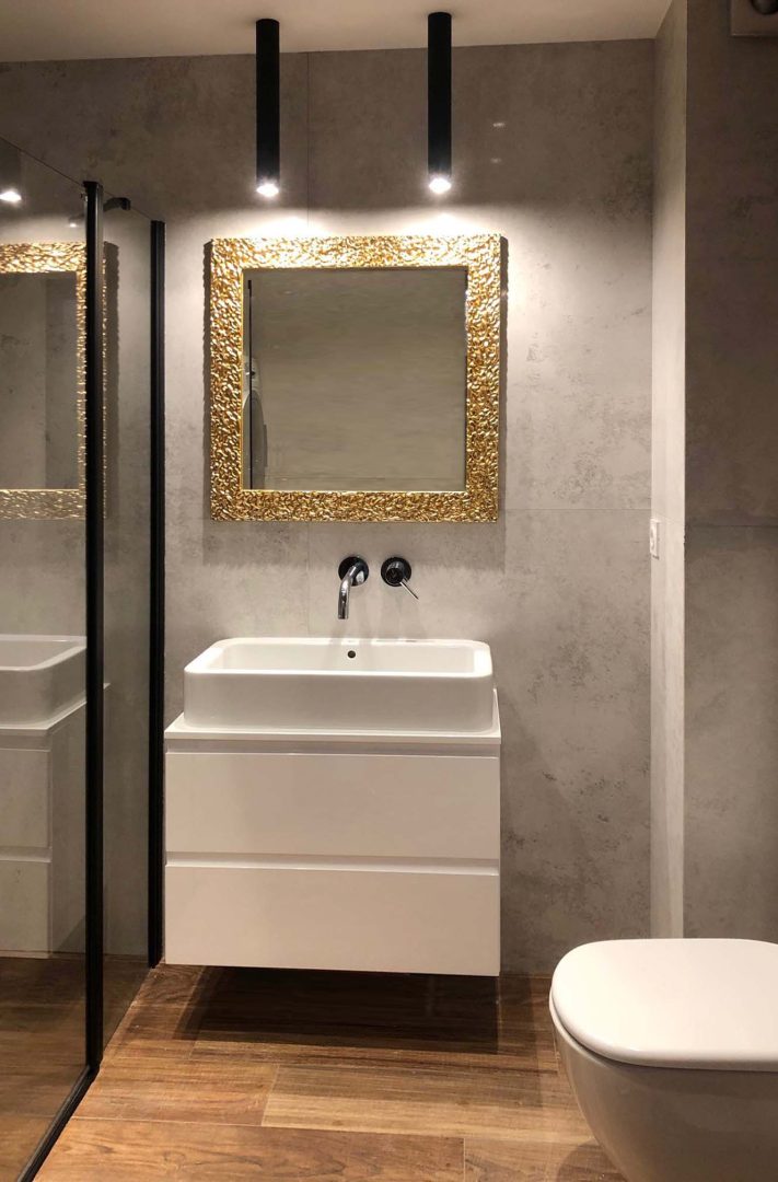 LUSTRO W ZŁOTEJ RAMIE