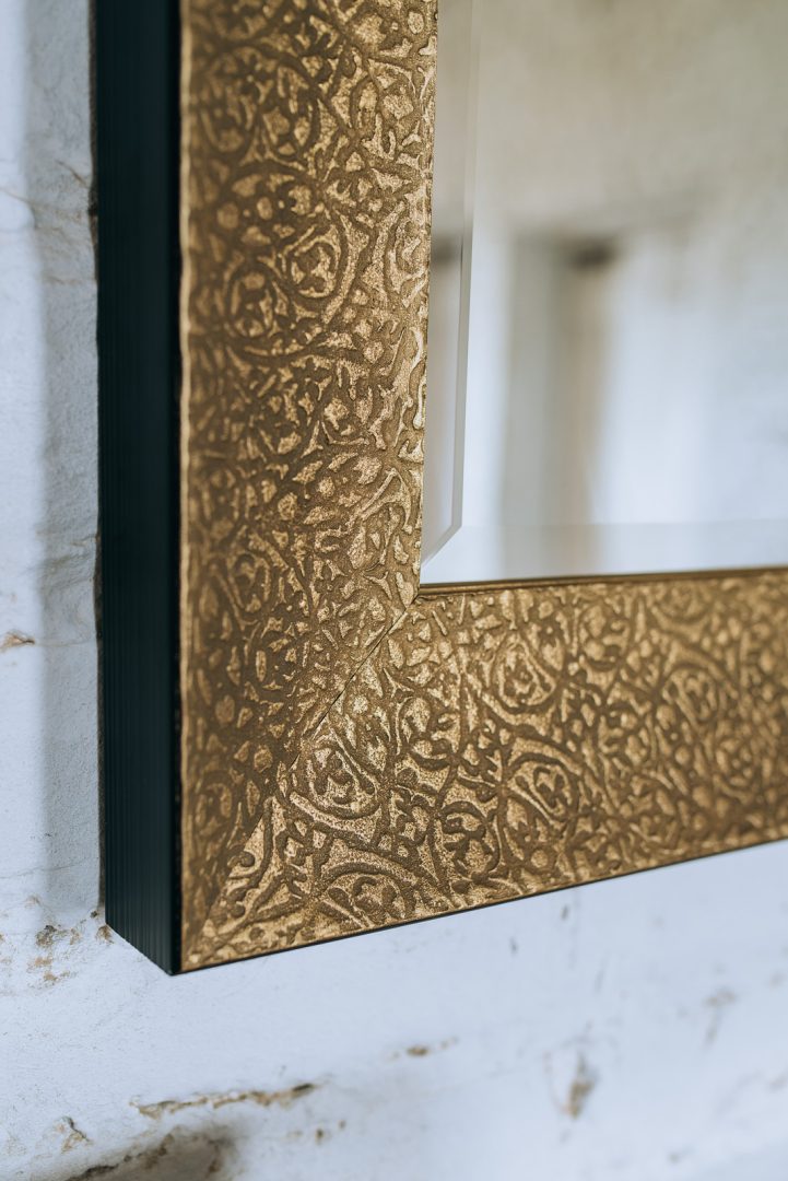 LUSTRO W ZŁOTEJ ZDOBIONEJ RAMIE