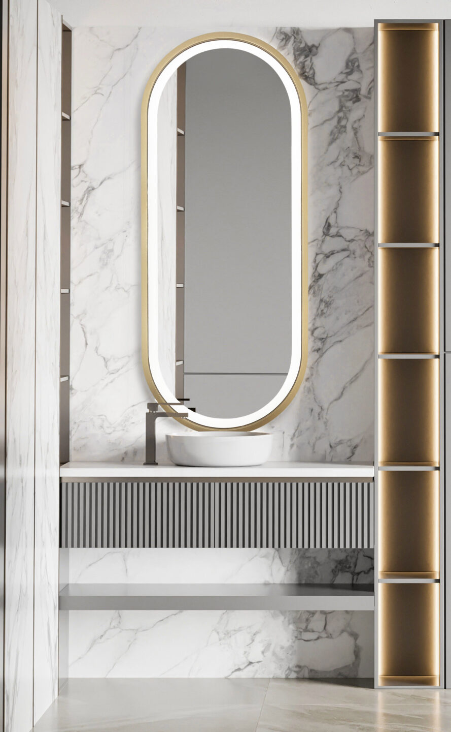 lustro kapsulowe do makijazu nad biala umywlka w jasnej lazience na scianie z marmuru