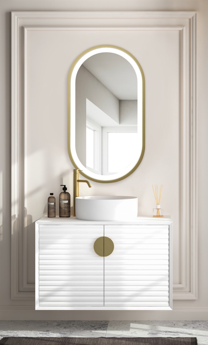 lustro owalne w złotej ramie nad umywalką na bezowej scianie