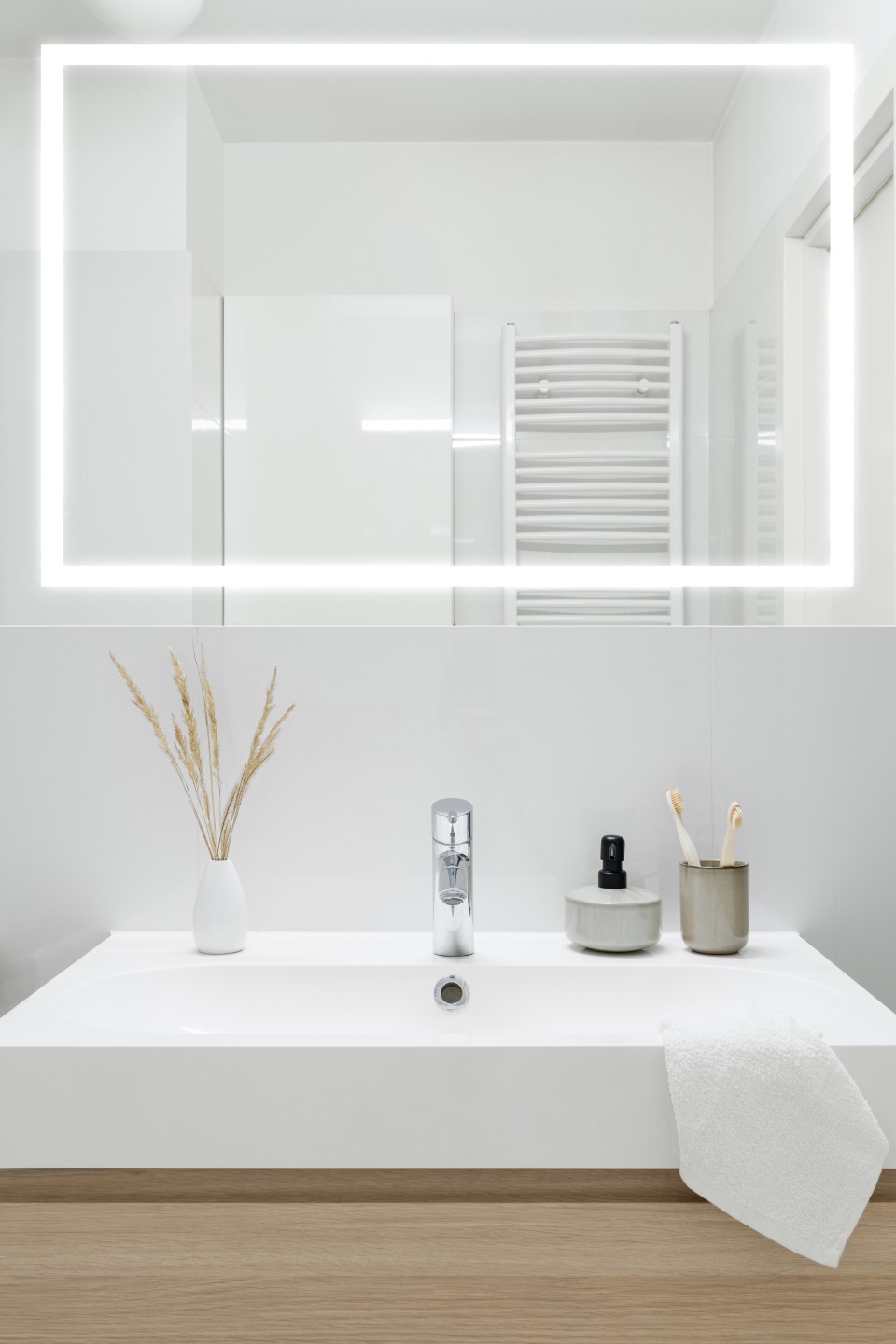 prostokątne lustro podświetlane do makijażu