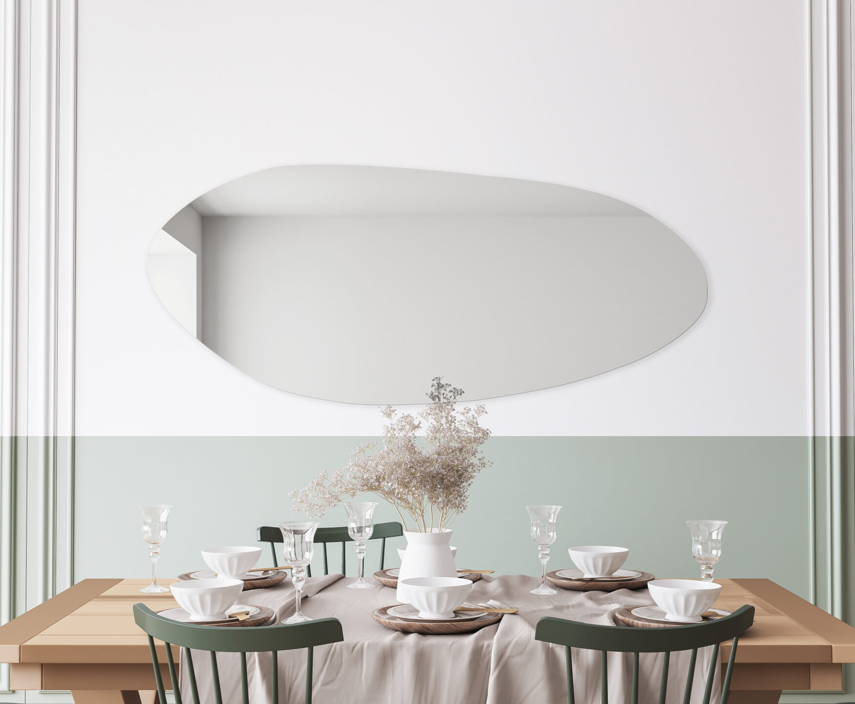 lustro o kształcie nieregularnym wiszące nad stołem