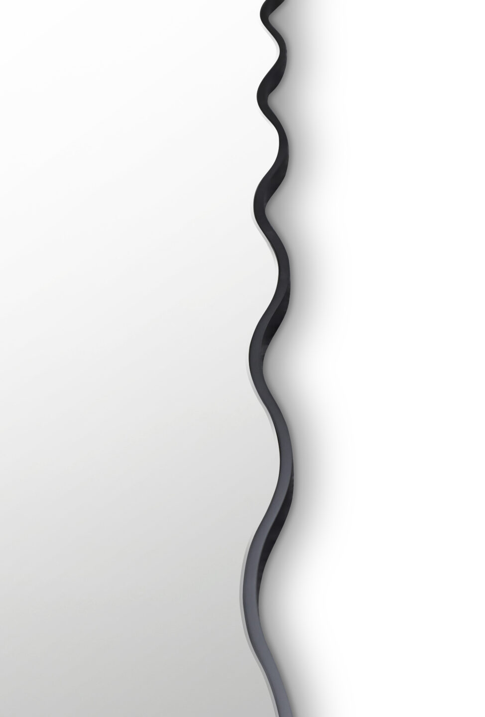 detal lustro wavy z czarną ramą