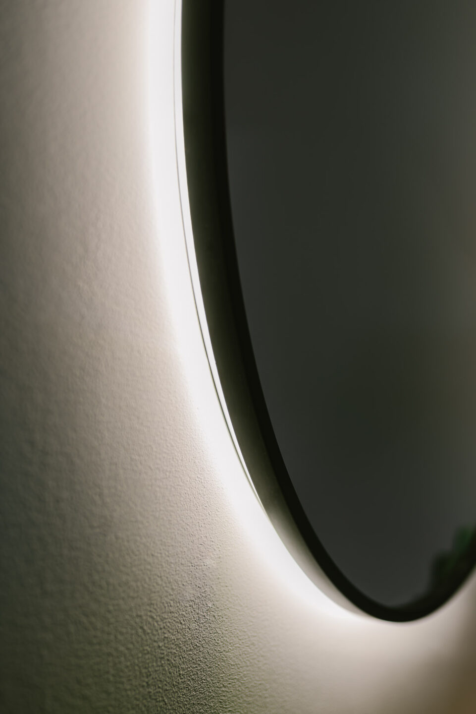 detal lustra w czarnej ramie z podswietleniem led